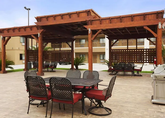 Days Inn & Suites by Wyndham Houston North Spring