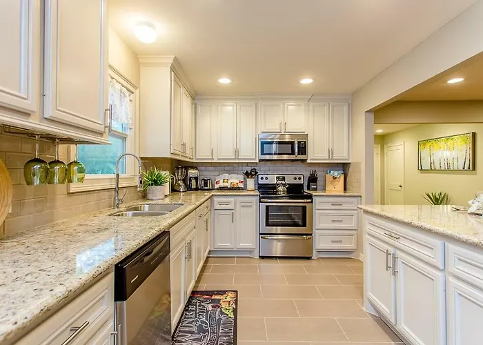 The Blue Door Bungalow - Luxury Home Downtown Houston
