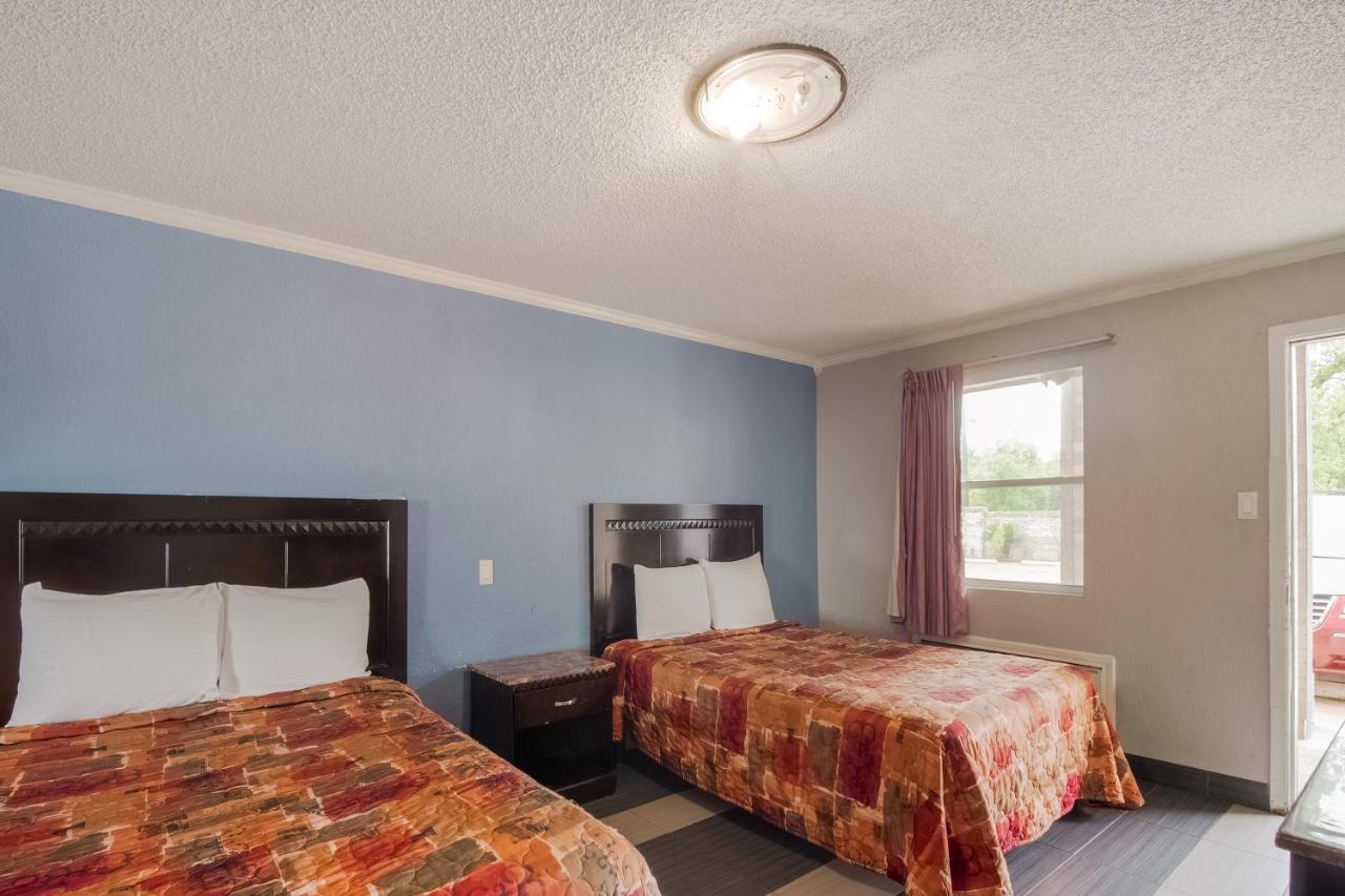 Oyo I-69 & I-610 Hotel