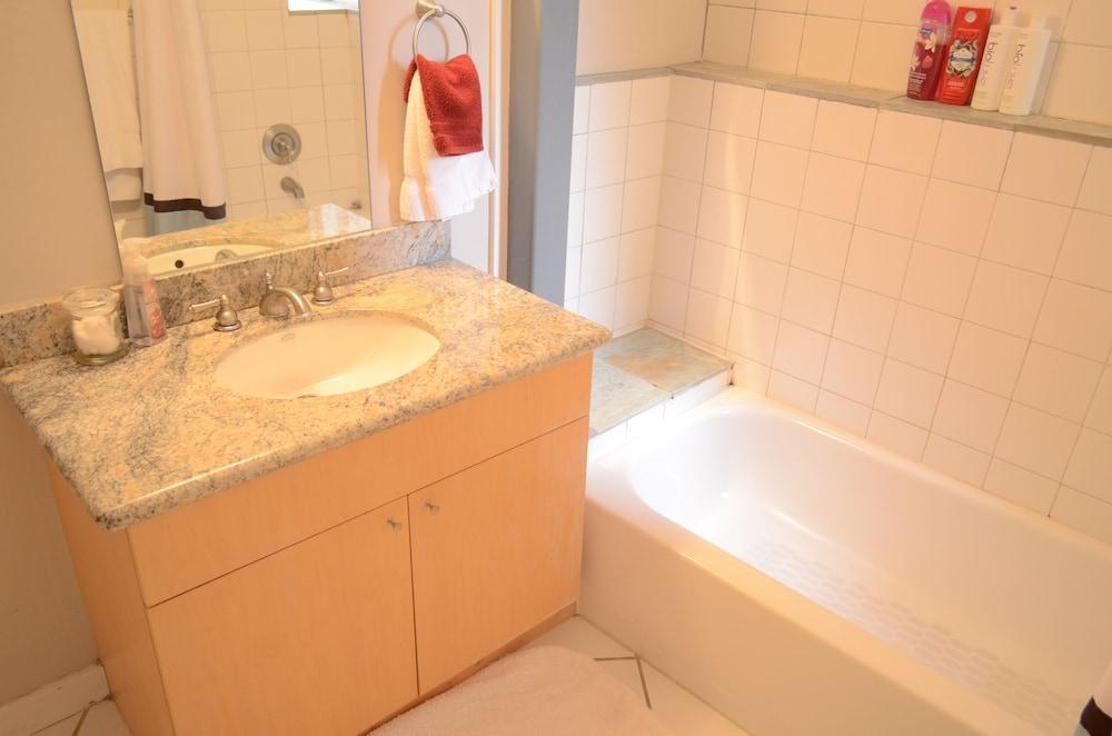 Bed & Breakfast Modern Houston