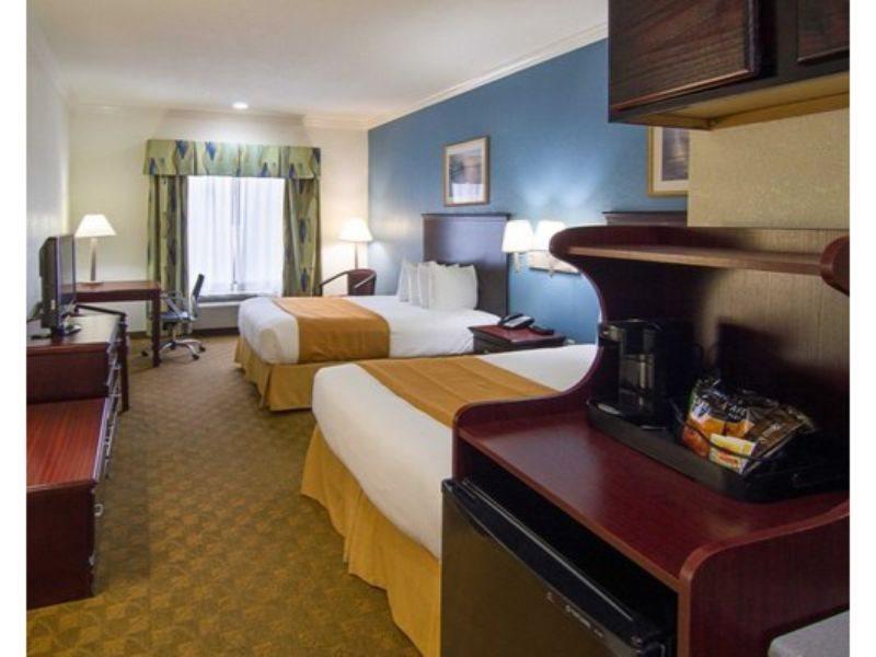 Baymont By Wyndham Brookhollow Hotel