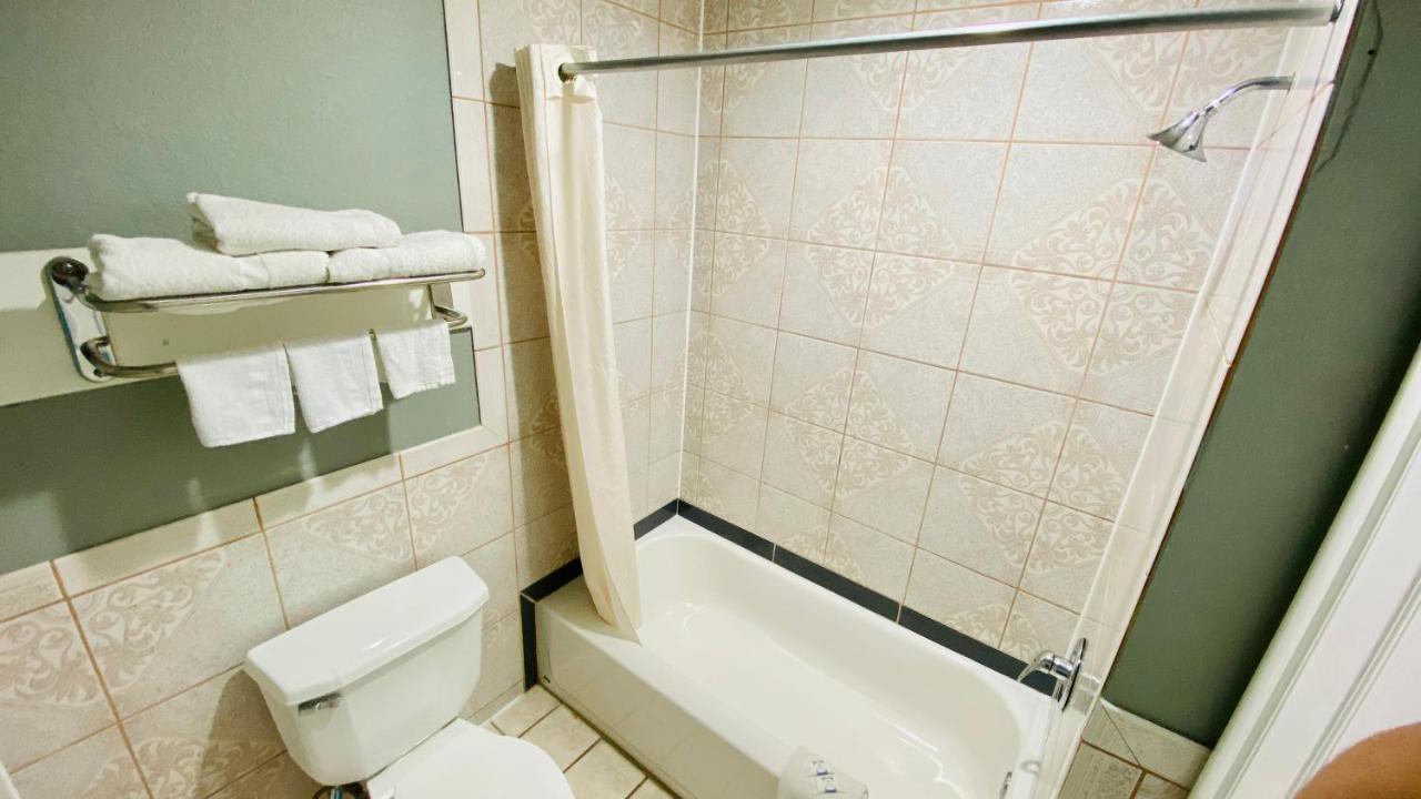 Place And Suites-hobby Motel 2*