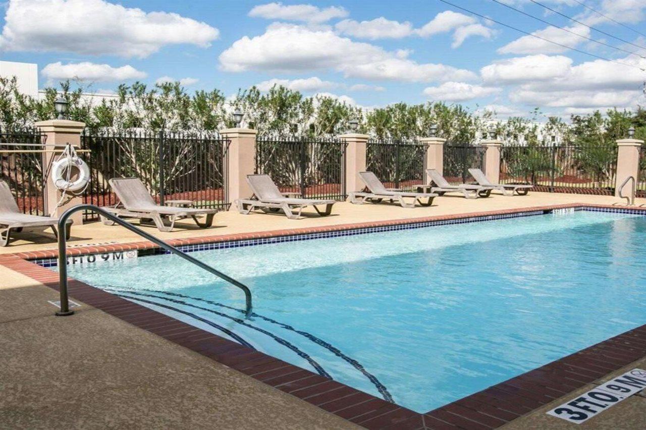 Restwell & I-45 North Hotel 3*