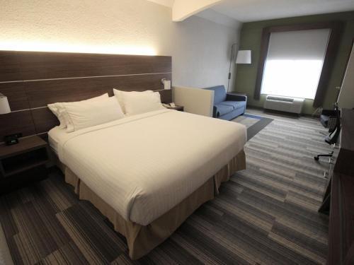 Holiday Express & - Memorial Park Area By Ihg Hotel