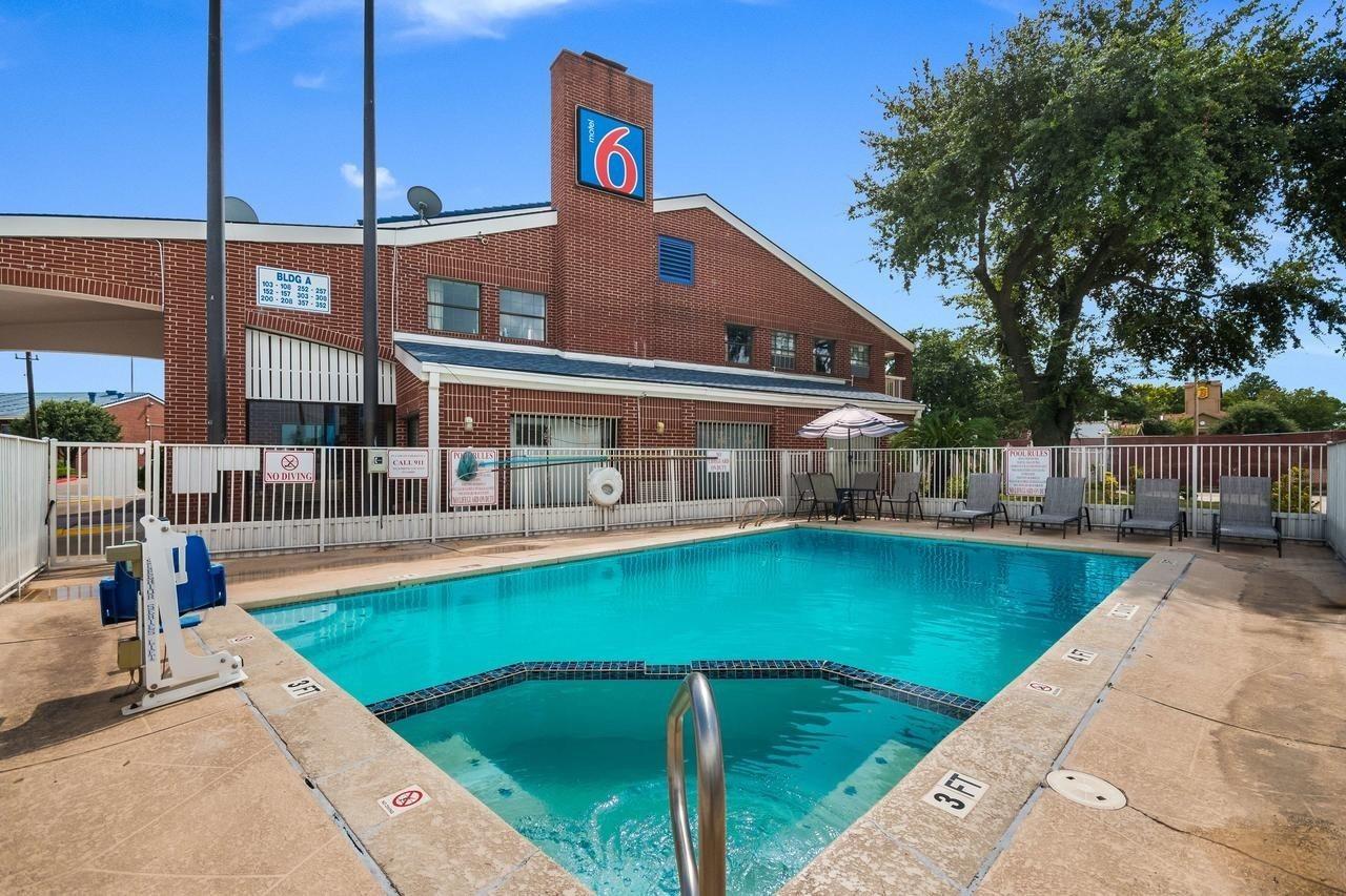 Hotel 6-houston, Tx - Brookhollow