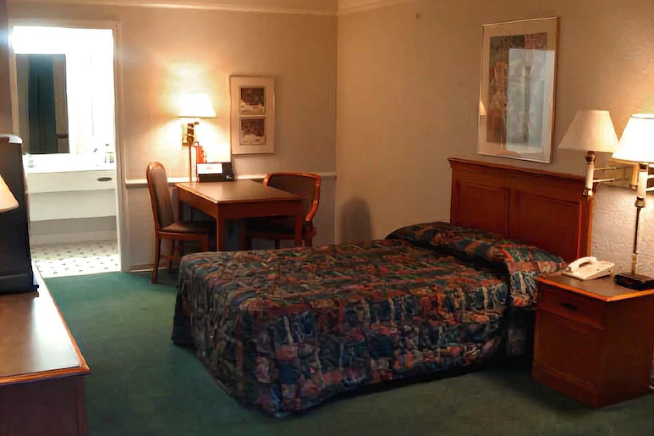Motel America's Houston