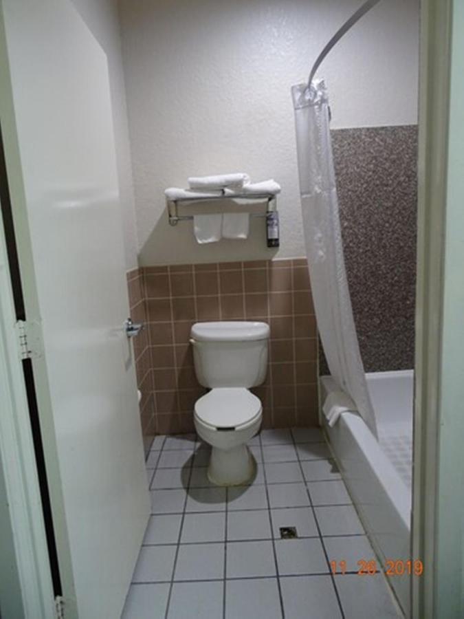 Super 8 By Wyndham Houston/brookhollow Nw Hotel Houston