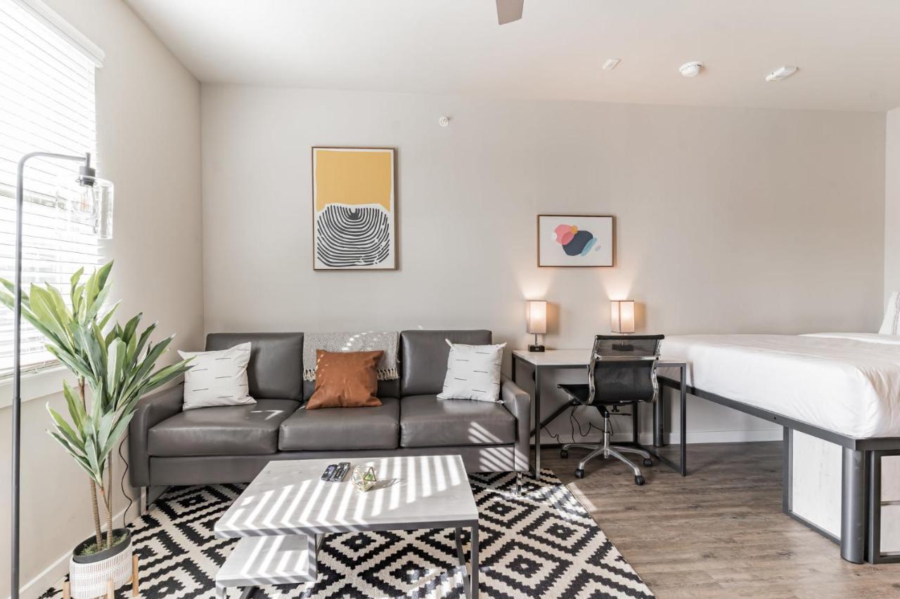 Peaceful With Full Amenities And Uh Nearby *