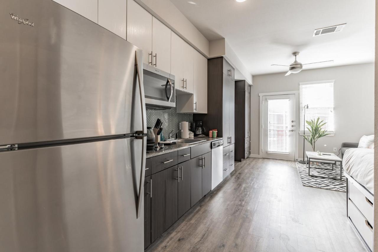 Peaceful With Full Amenities And Uh Nearby Houston