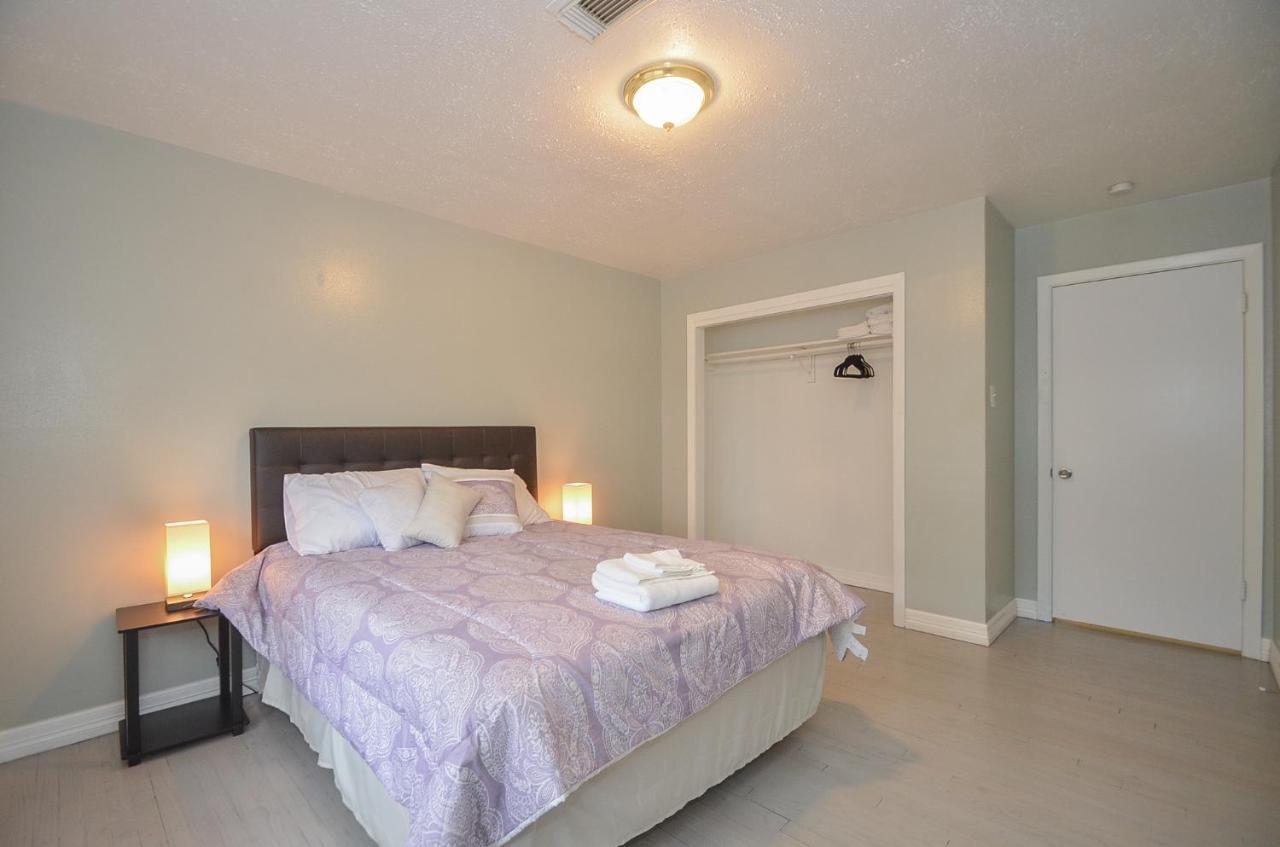 Authentic By Memorial Mall, W Holiday home Houston