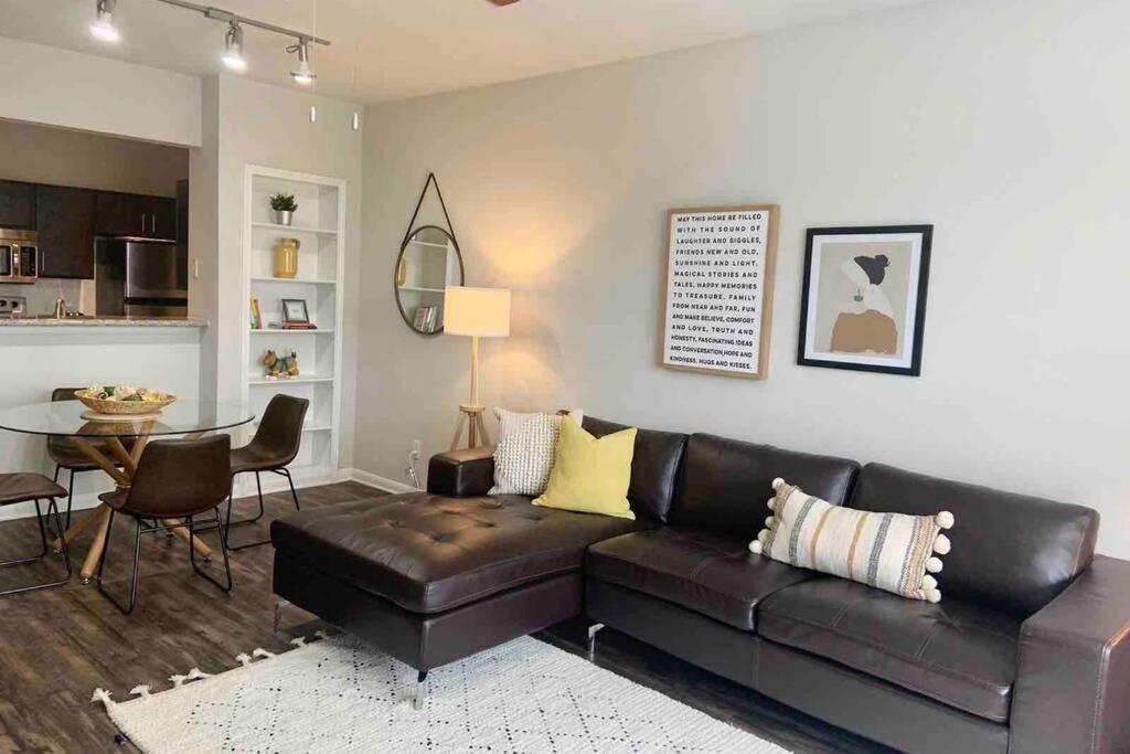 Newly Furnished 1br W/ Hermann Park View