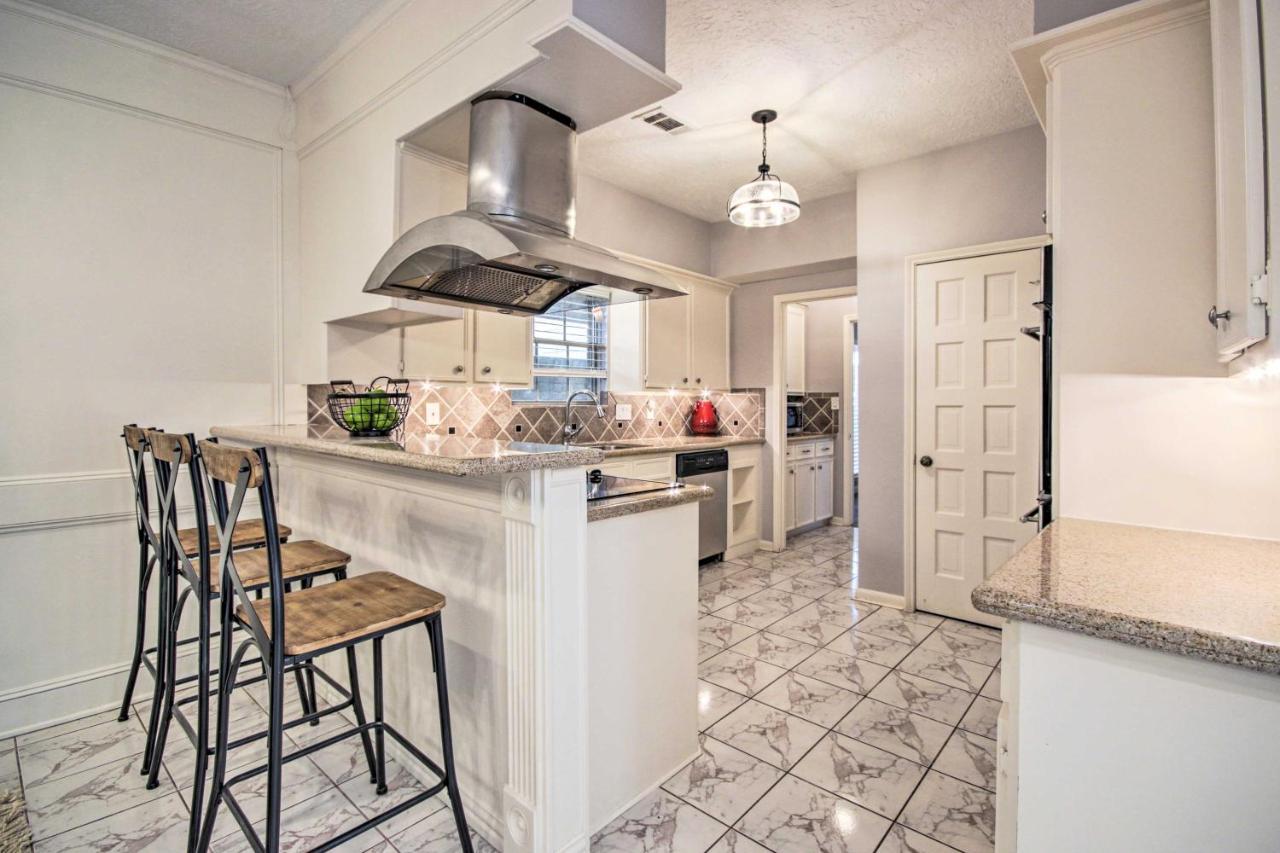 Quiet West With Patio, Walk To Shops! Holiday home Houston