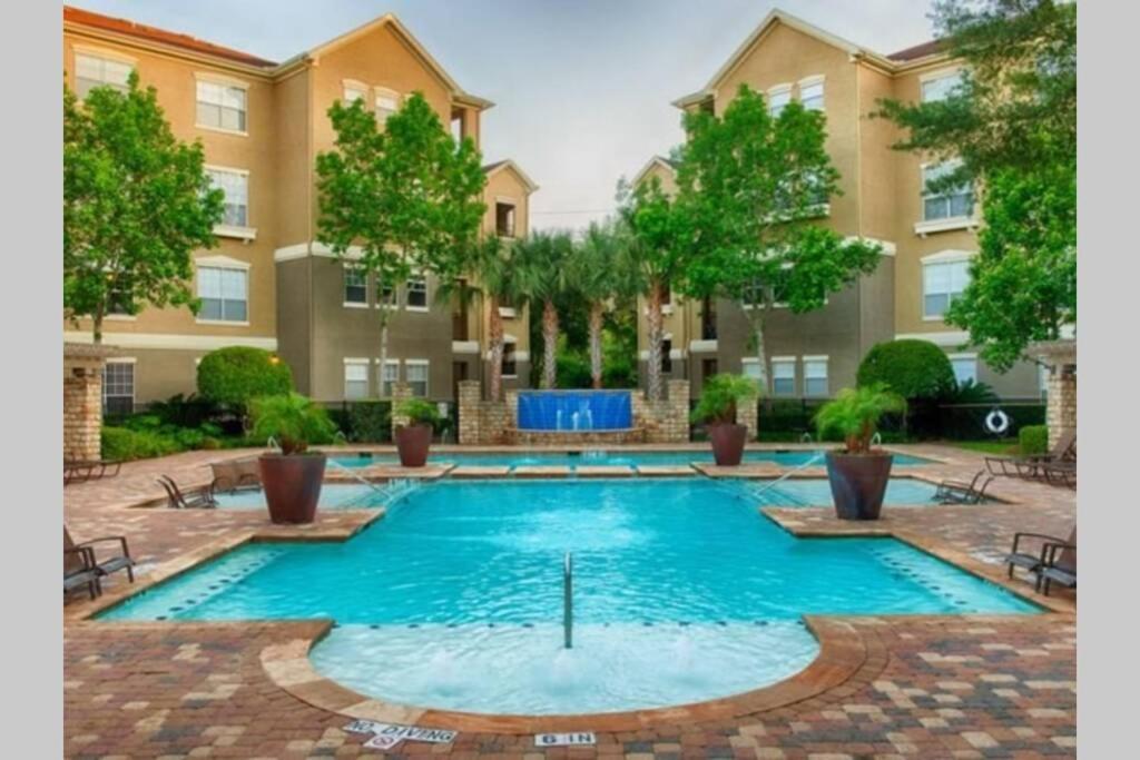 Newly Furnished 1br W/ Hermann Park View Apartment