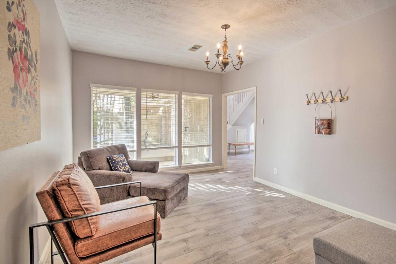 Quiet West With Patio, Walk To Shops! Holiday home Houston