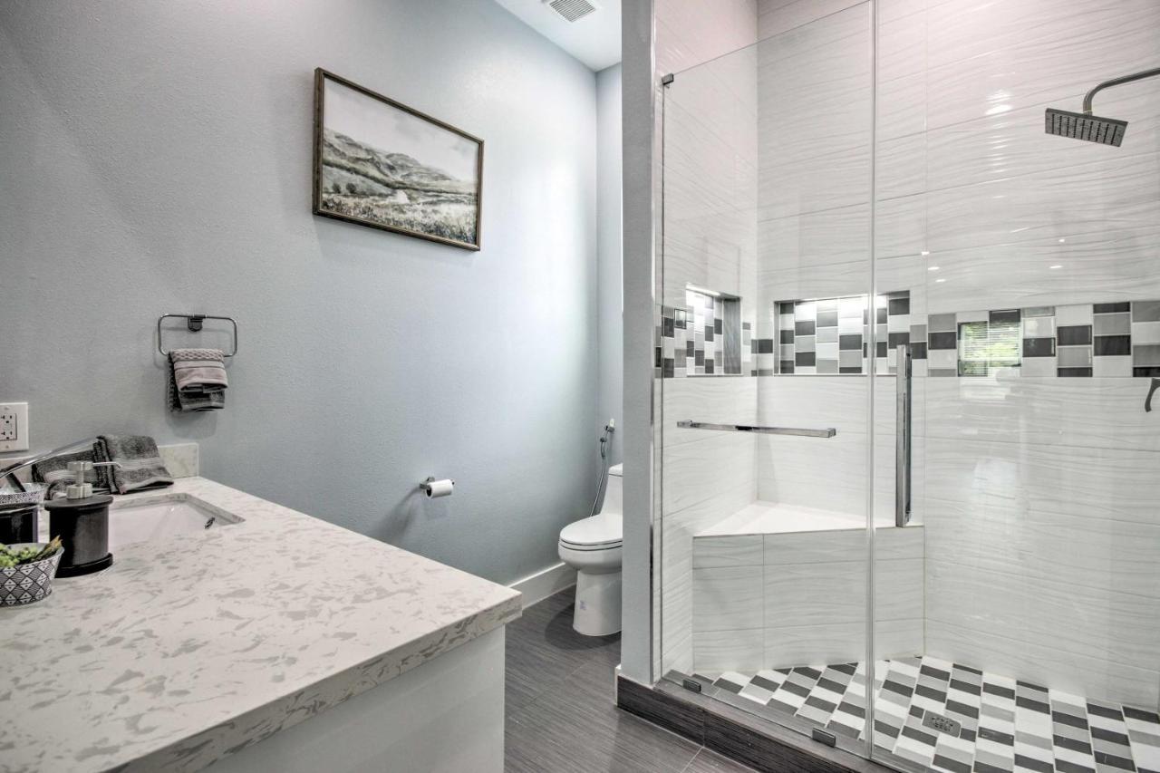 Apartment Luxe, Modern Apt - 1 Mile To The Galleria!