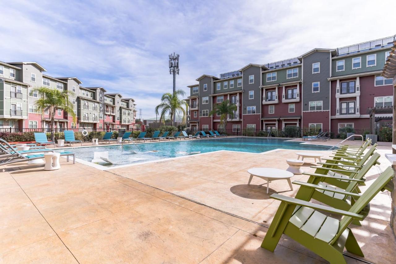 Peaceful With Full Amenities And Uh Nearby Apartment *
