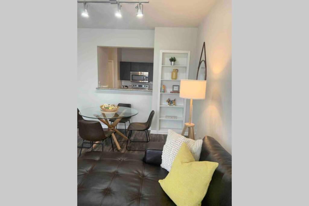 Newly Furnished 1br W/ Hermann Park View Apartment *