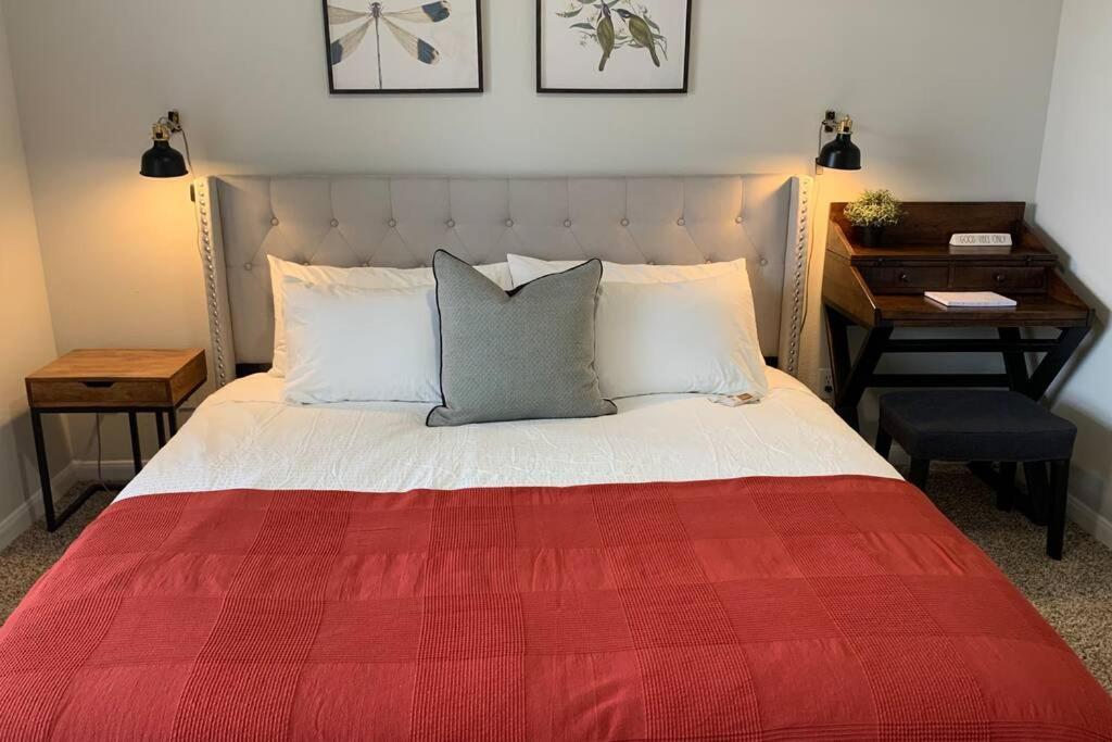 Newly Furnished 1br W/ Hermann Park View Apartment