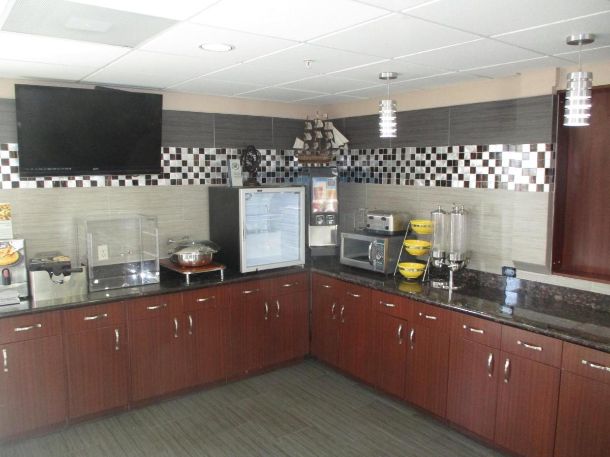 Hotel Days & By Wyndham Sam Tollway Houston