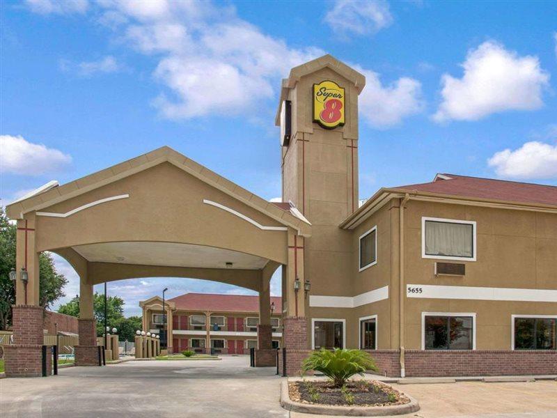 Super 8 By Wyndham Houston/brookhollow Nw Hotel 2*