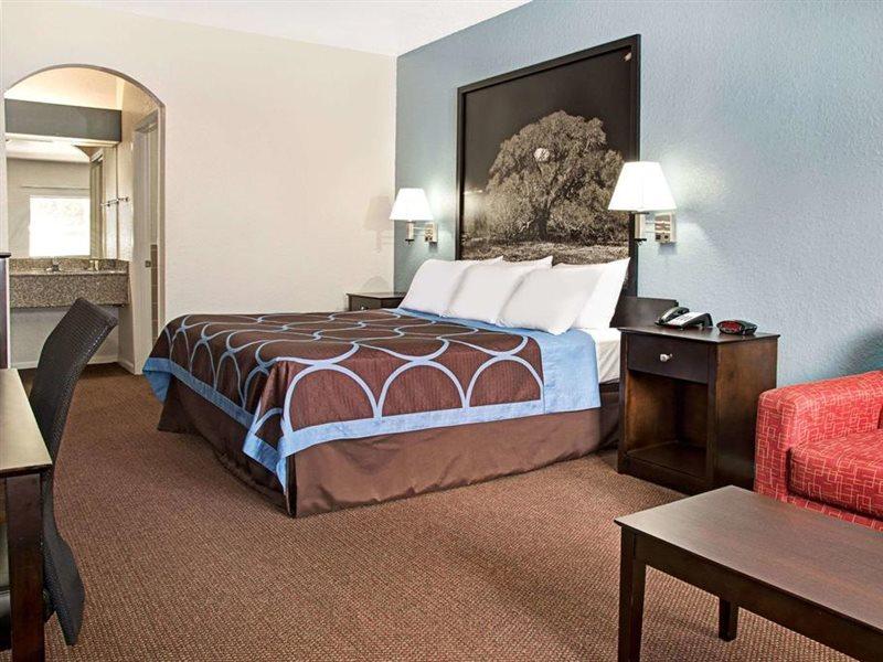 Super 8 By Wyndham Houston/brookhollow Nw