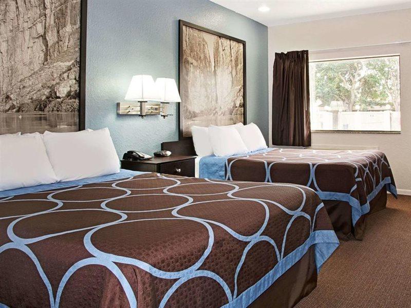 Super 8 By Wyndham Houston/brookhollow Nw