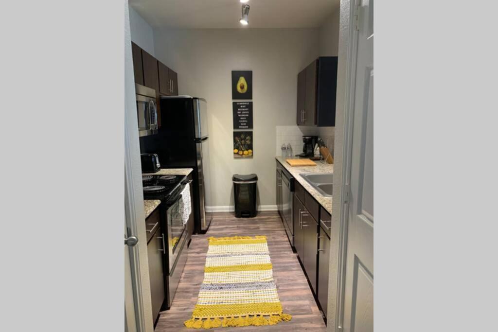 Newly Furnished 1br W/ Hermann Park View Apartment