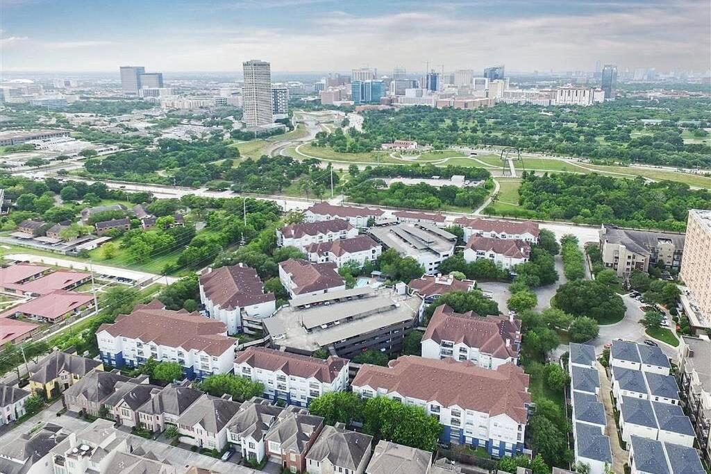 Newly Furnished 1br W/ Hermann Park View Apartment