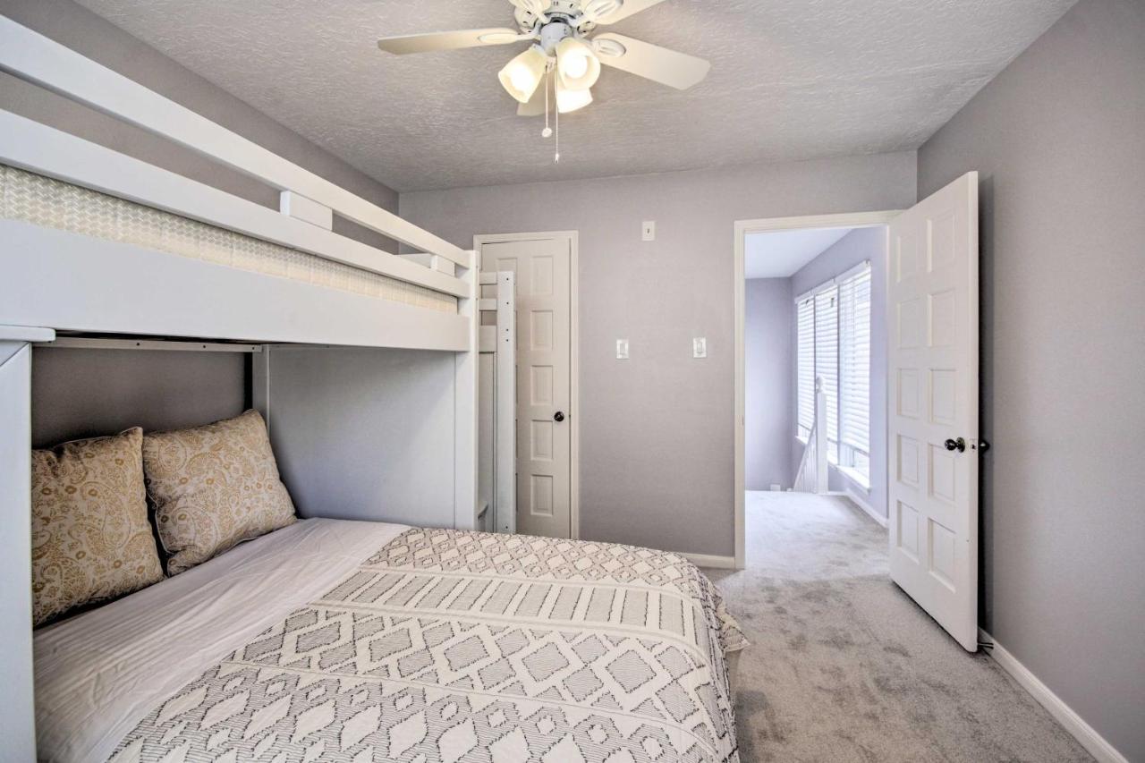 Holiday home Quiet West With Patio, Walk To Shops! Houston