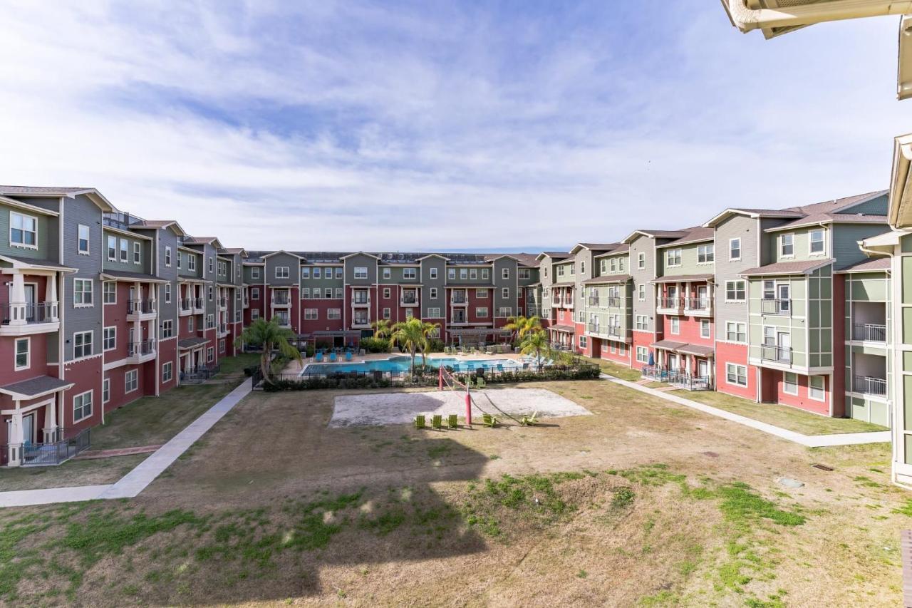 Peaceful With Full Amenities And Uh Nearby Apartment *