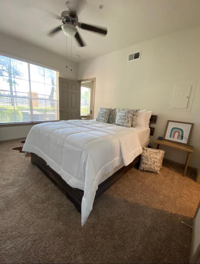 Bright & Modern Galleria Suite! 5 Star Location, Self Check In & Free Parking Houston