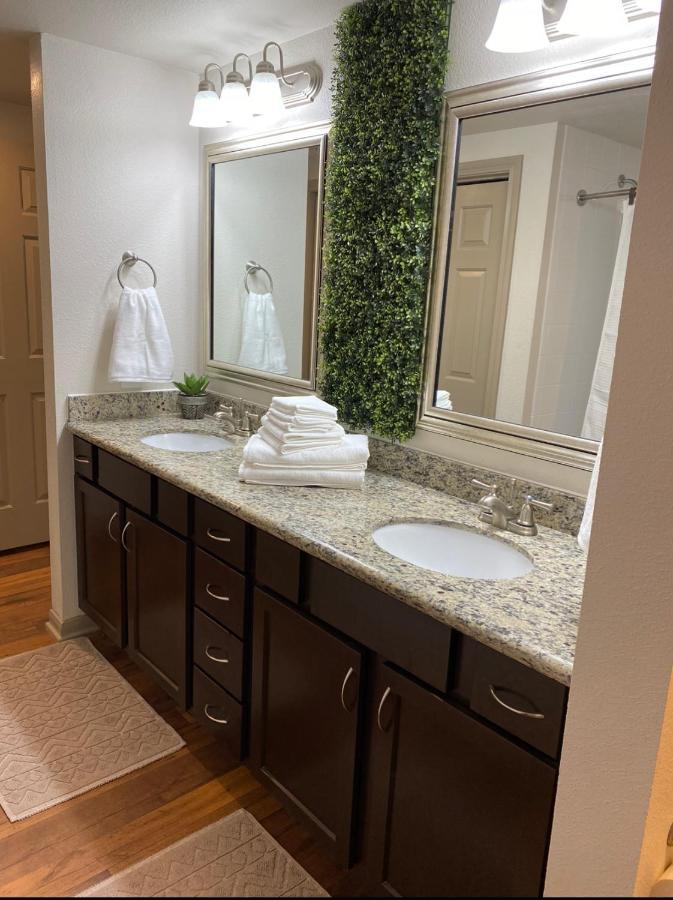Bright & Modern Galleria Suite! 5 Star Location, Self Check In & Free Parking