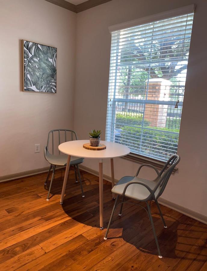 Bright & Modern Galleria Suite! 5 Star Location, Self Check In & Free Parking Apartment