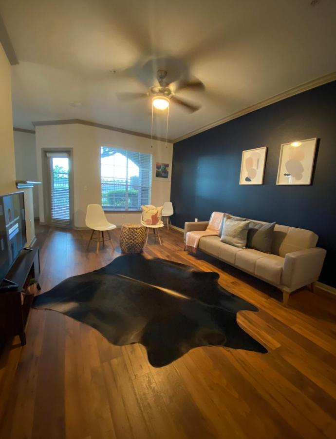 Bright & Modern Galleria Suite! 5 Star Location, Self Check In & Free Parking * Houston
