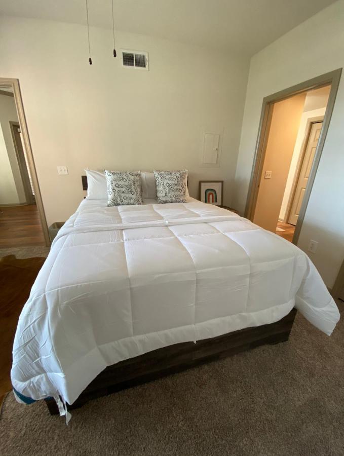 Apartment Bright & Modern Galleria Suite! 5 Star Location, Self Check In & Free Parking