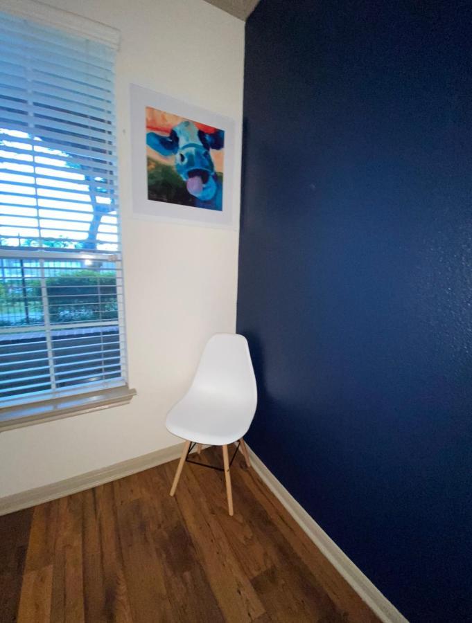 Apartment Bright & Modern Galleria Suite! 5 Star Location, Self Check In & Free Parking Houston