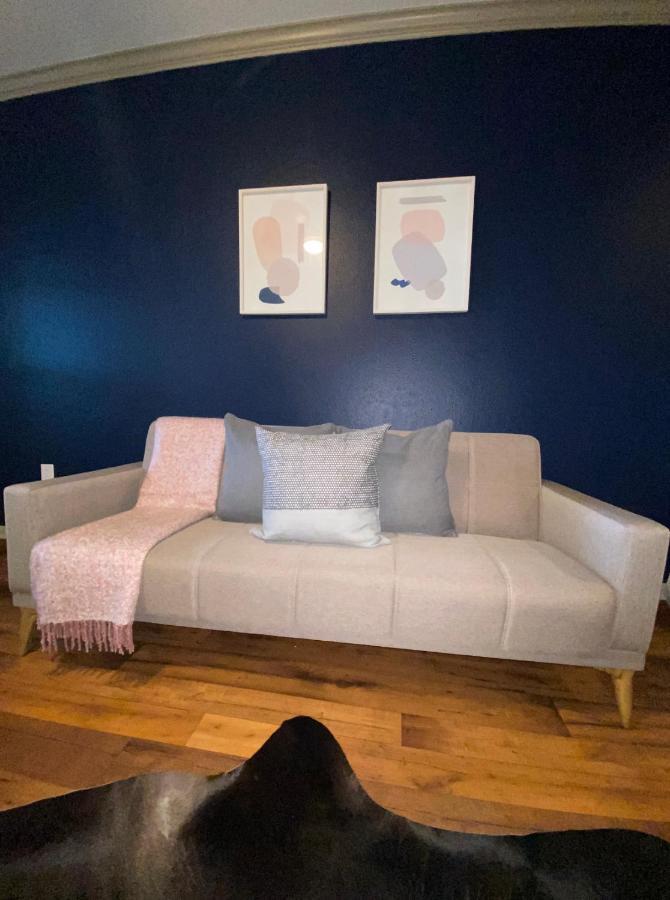 Apartment Bright & Modern Galleria Suite! 5 Star Location, Self Check In & Free Parking
