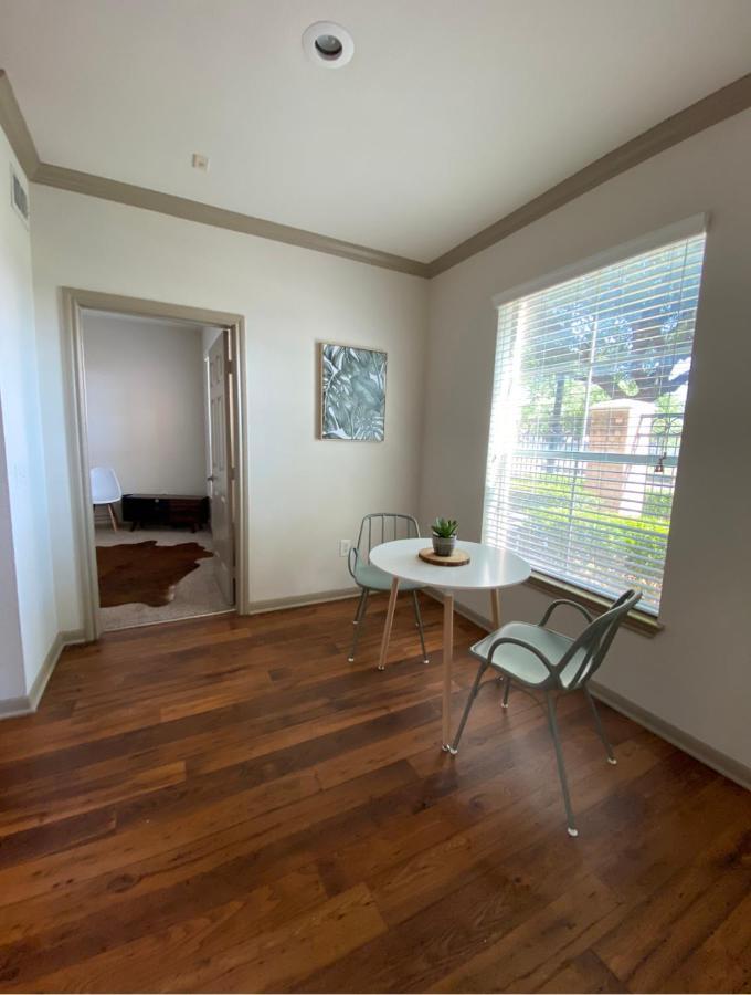 Bright & Modern Galleria Suite! 5 Star Location, Self Check In & Free Parking Apartment *