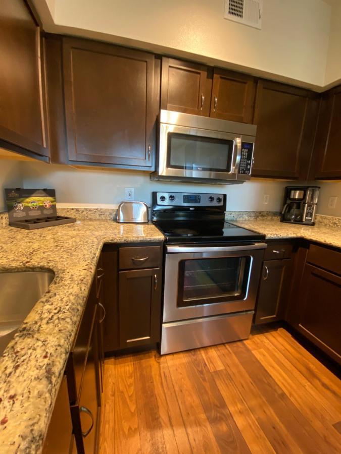 Bright & Modern Galleria Suite! 5 Star Location, Self Check In & Free Parking * Houston
