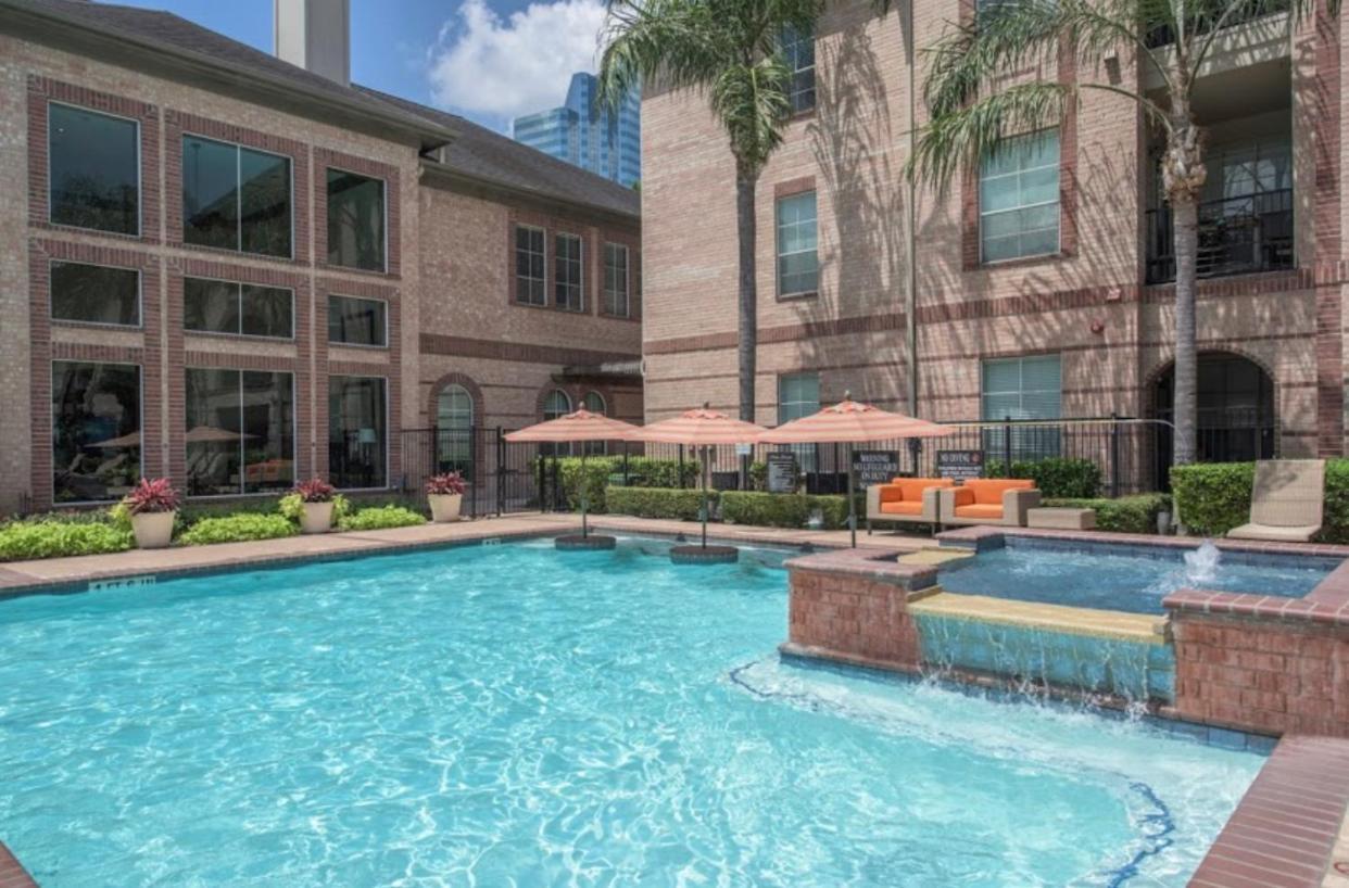 Bright & Modern Galleria Suite! 5 Star Location, Self Check In & Free Parking Apartment