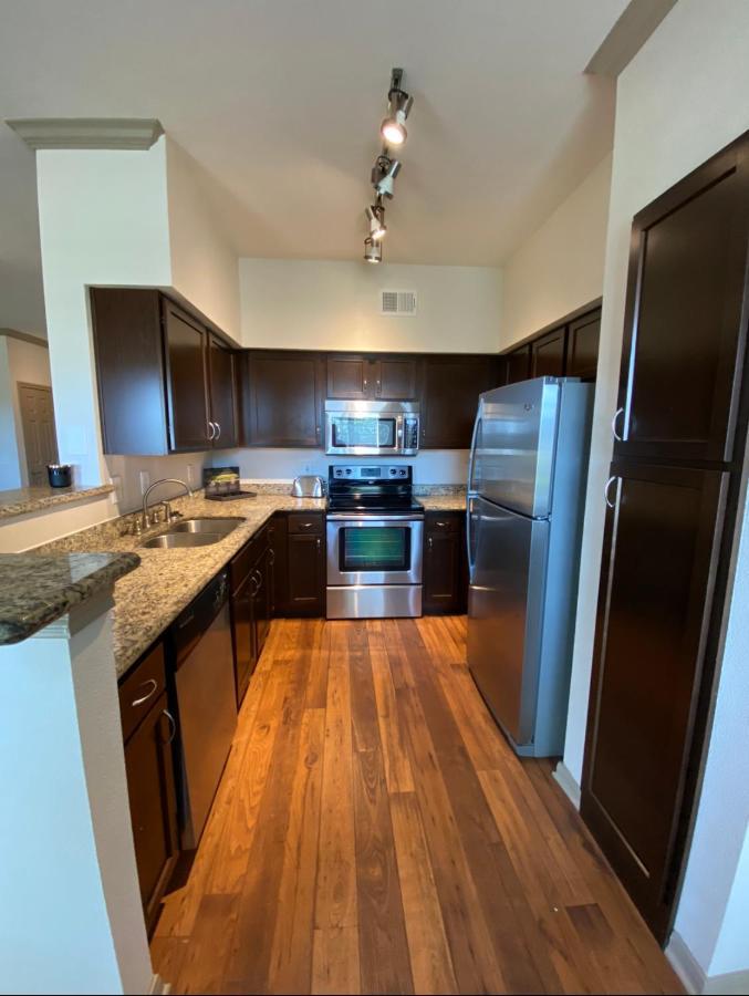 Bright & Modern Galleria Suite! 5 Star Location, Self Check In & Free Parking