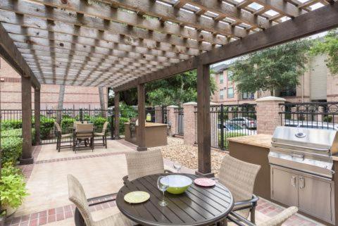 Apartment Bright & Modern Galleria Suite! 5 Star Location, Self Check In & Free Parking Houston