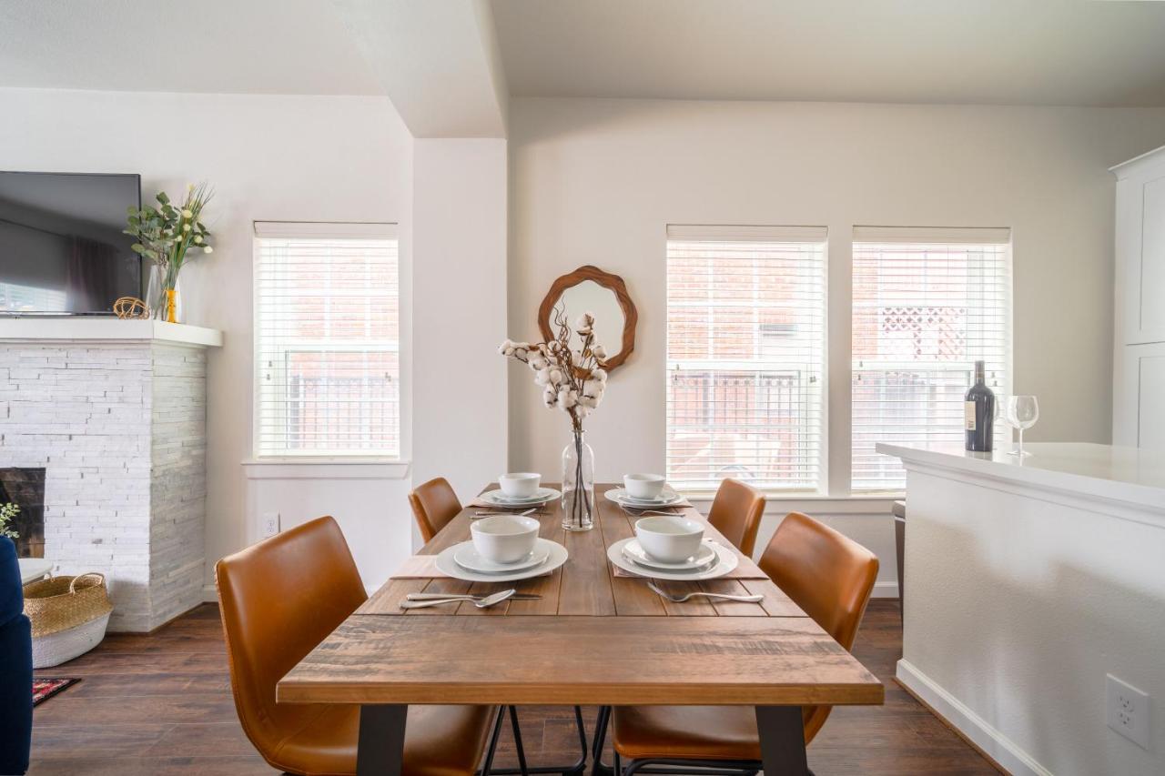 Apartment Unit 1 - Spacious & Renovated Apt In The City's Action *