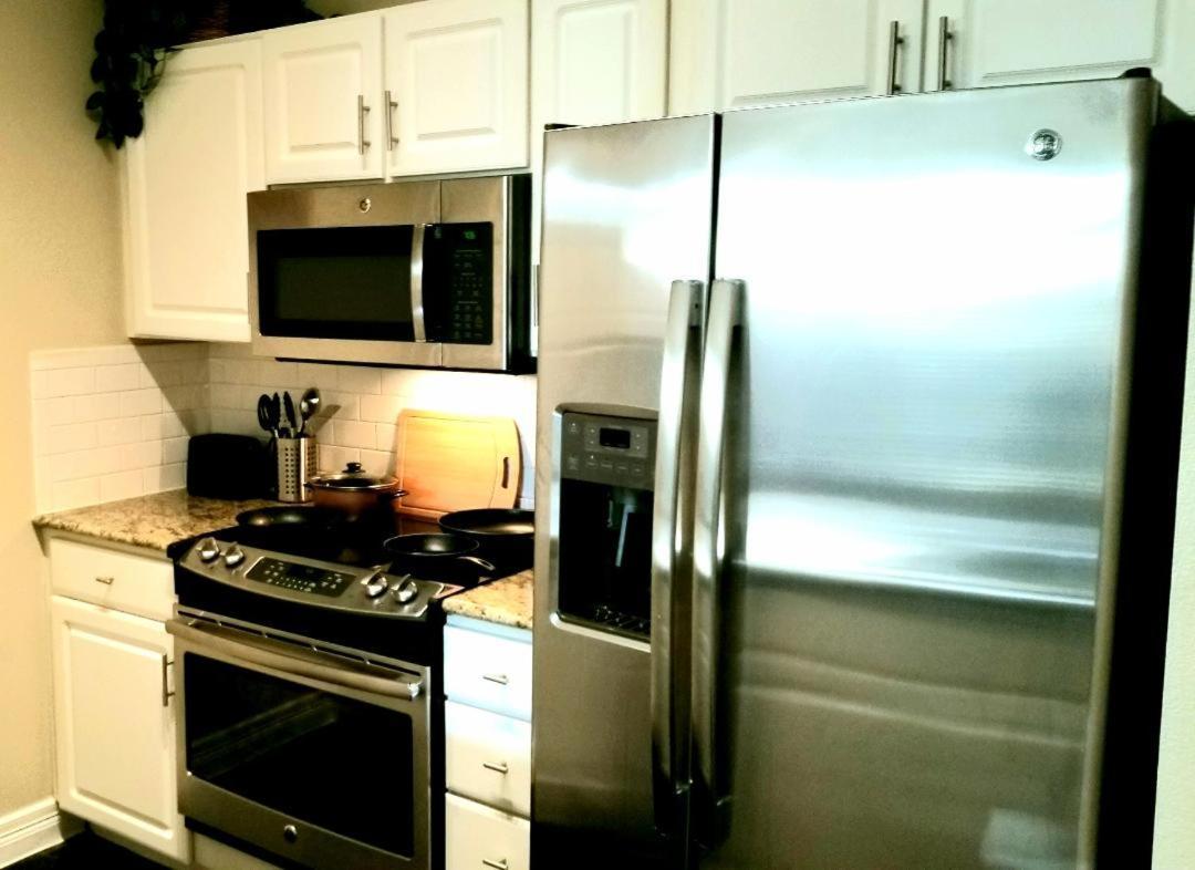 Roomy Downtown Abode Apartment *