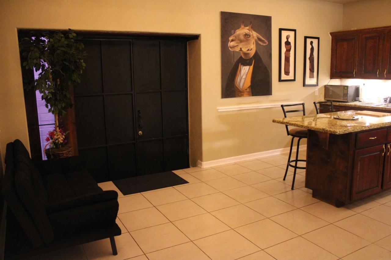 Bed & Breakfast Mcgowen Street Airbnb With Laundry Room *