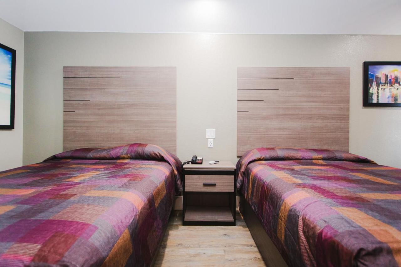 Palace Beltway 8 & Westview Motel 2*