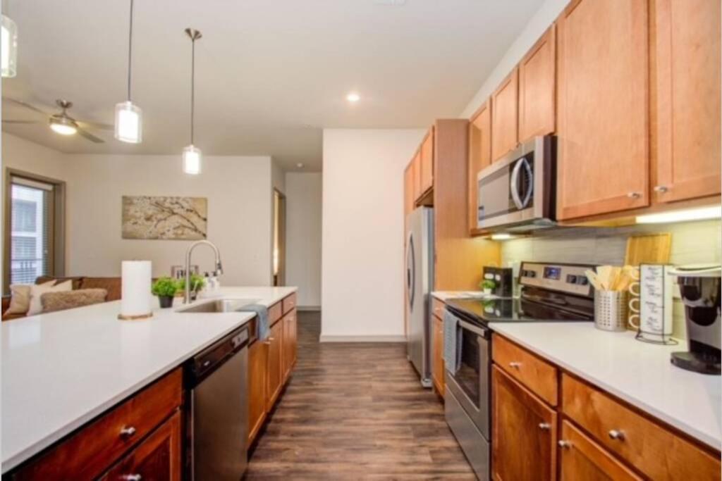 Spacious Luxury Unit Located In Downtown Houston! Apartment *