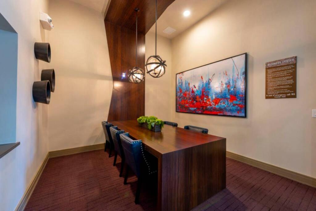 Spacious Luxury Unit Located In Downtown Houston! *