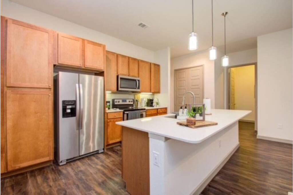 Apartment Spacious Luxury Unit Located In Downtown Houston! *