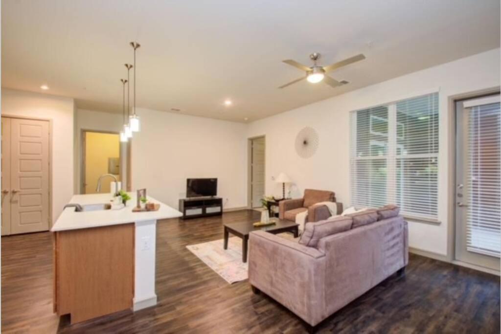 Spacious Luxury Unit Located In Downtown Houston!